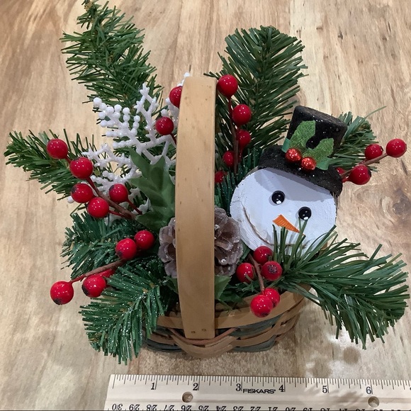 Christmas/Winter Small Floral Basket Design - Picture 3 of 5